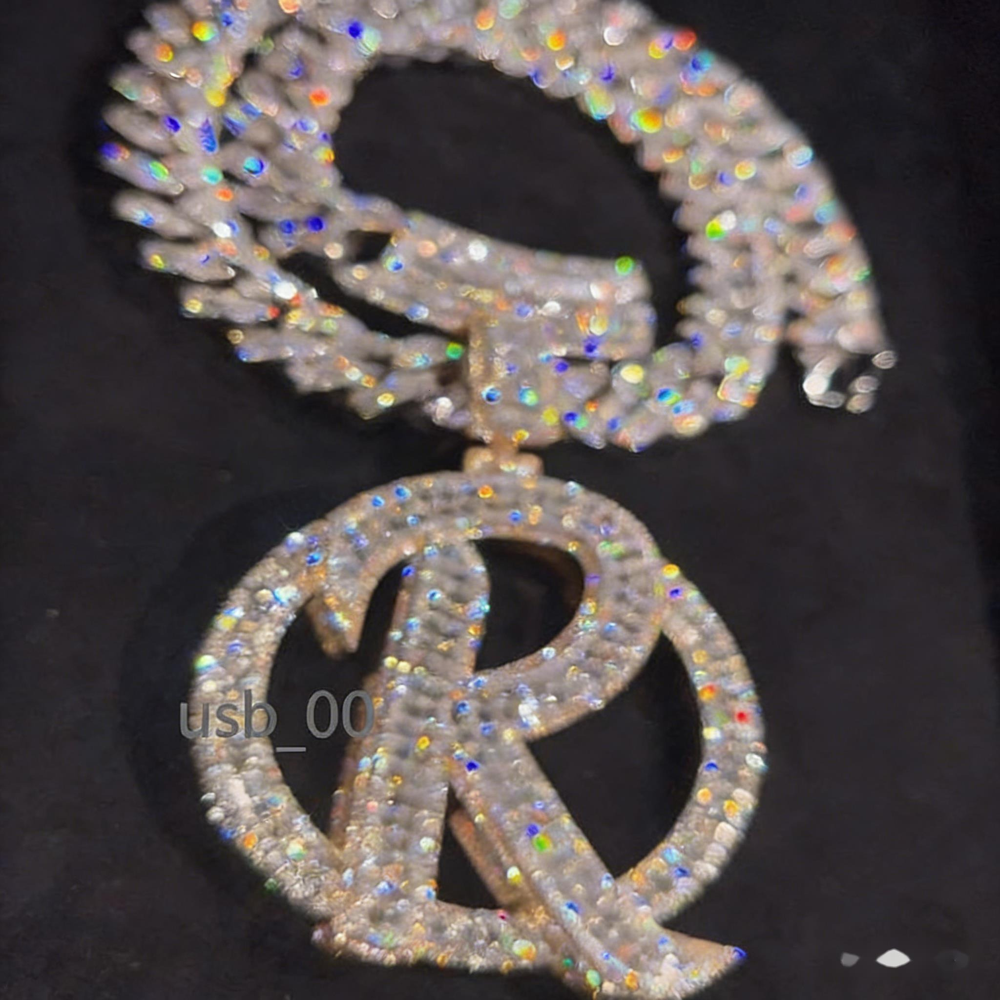 Collier élégant à breloques alphabet recouvert de rhodium, inspiré du hip-hop, doté de pierres précieuses taillées en brillant
