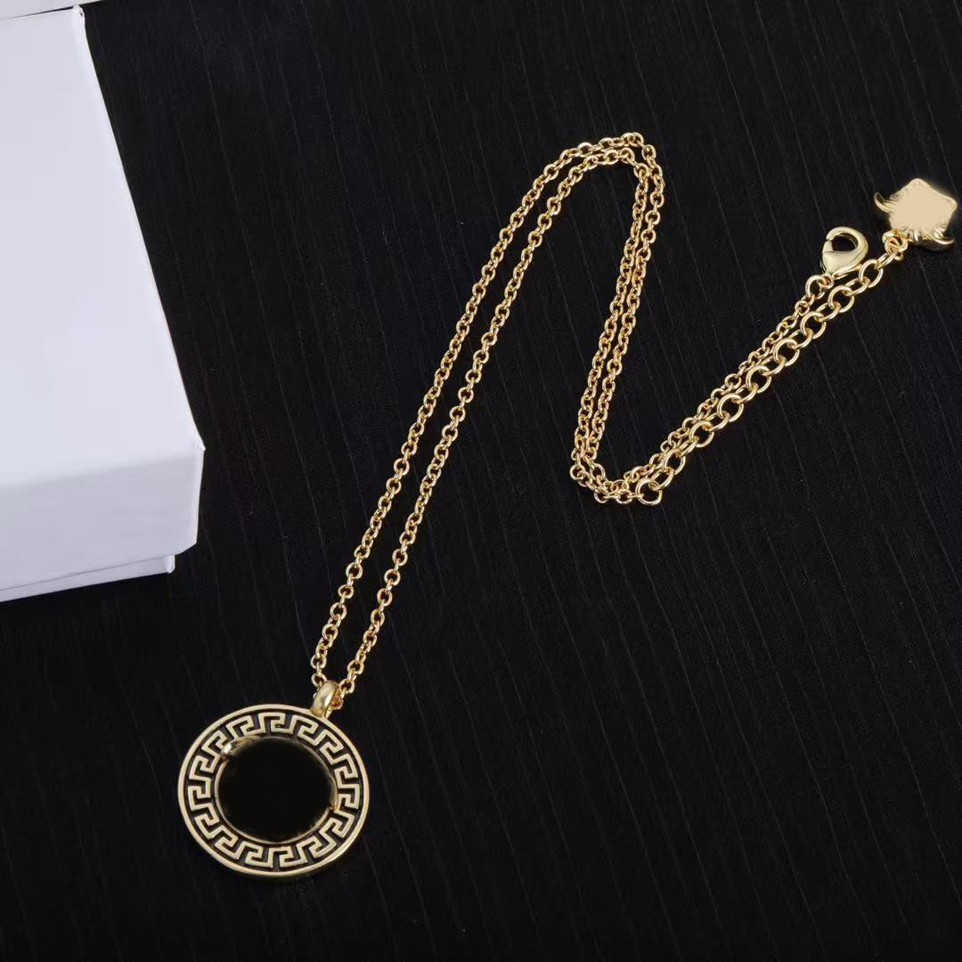 Le collier à pendentif coulissant à la mode, simple et haut de gamme du créateur de luxe pour femme est le premier choix pour un usage quotidien