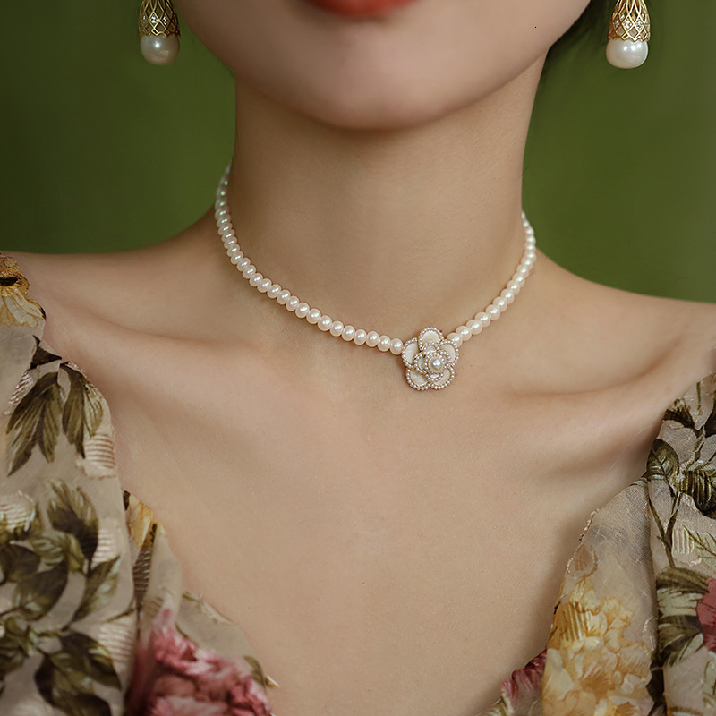 Luxury Brand Designer Jewelry Real Gold Plated French Court Style Pearl Flower Necklace Artistic Retro Collarbone Chain Simple Fashion Versatile Jew