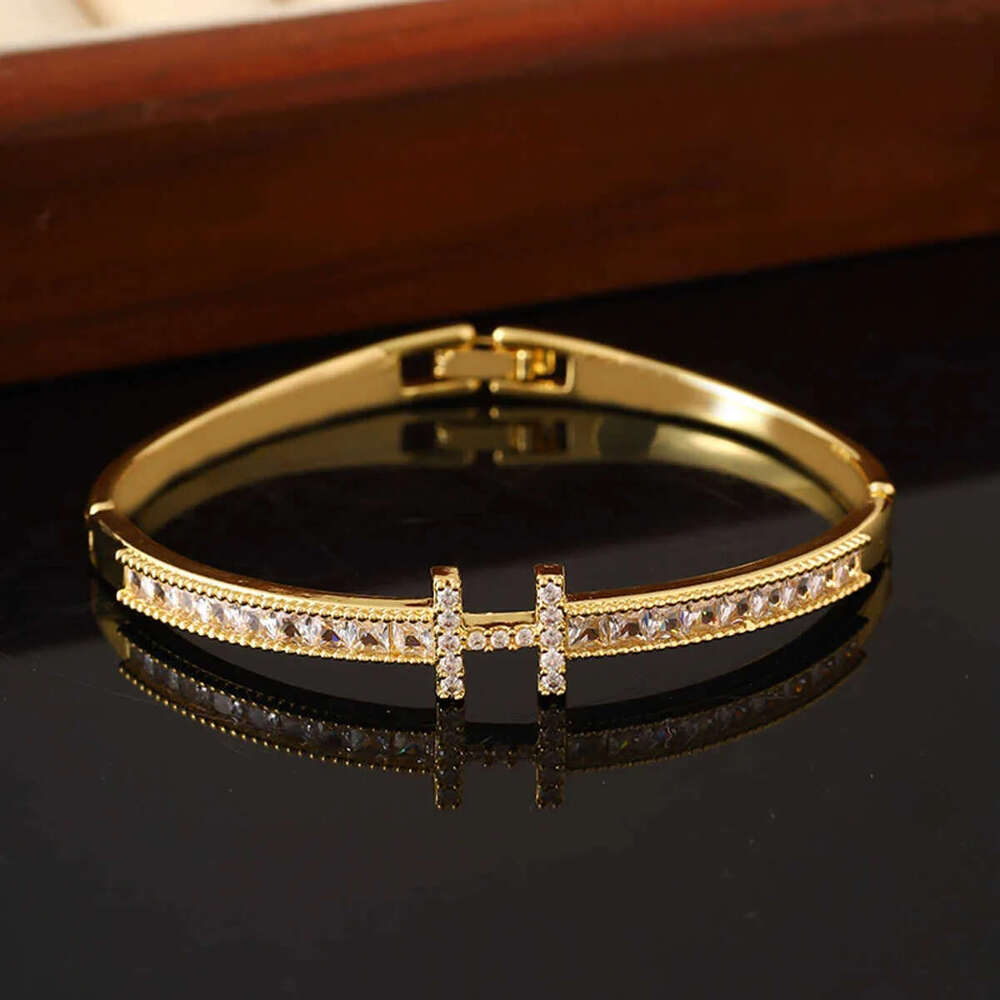 Designer Jewellery High Quality Letter H Zirconia Light Luxury Bracelet Versatile Wear Gift for All Occasions Textured Elegant Accessory M251216