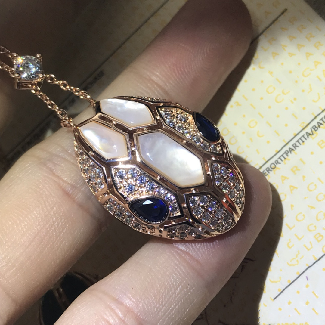 Collier de bijoux de luxe Mère de pétale turquoise Collier de serpent en diamant complet plein d'esprit Star Star Rouge Corundum Blue Diamond Eye
