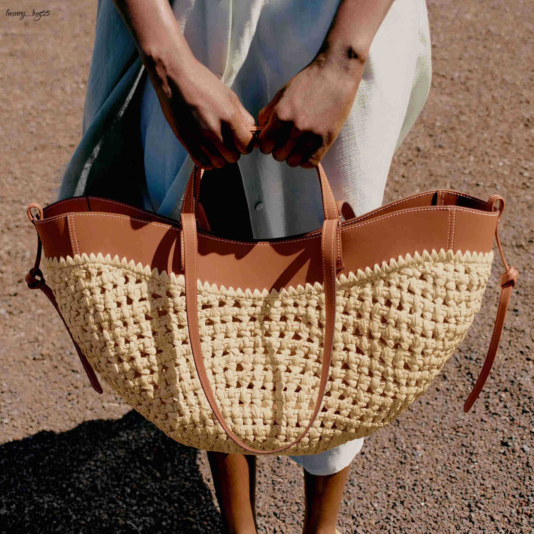Beach Bags 2024 New Cyme Designer Bag Classic Tote Bag Large Capacity Bag Luxury High Quality Fashion Versatile Magnetic Closure Straw Bag
