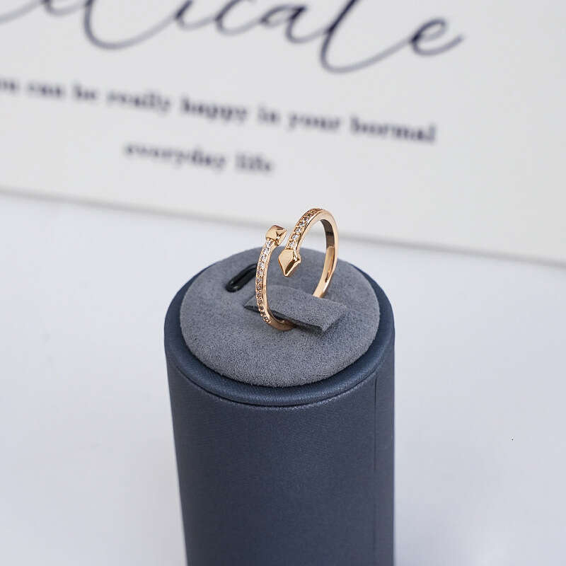 Band Rings DHcollections Highend Edition Sparkling Diamond Stud Textured Ring Simple Luxury Versatile Womens Style