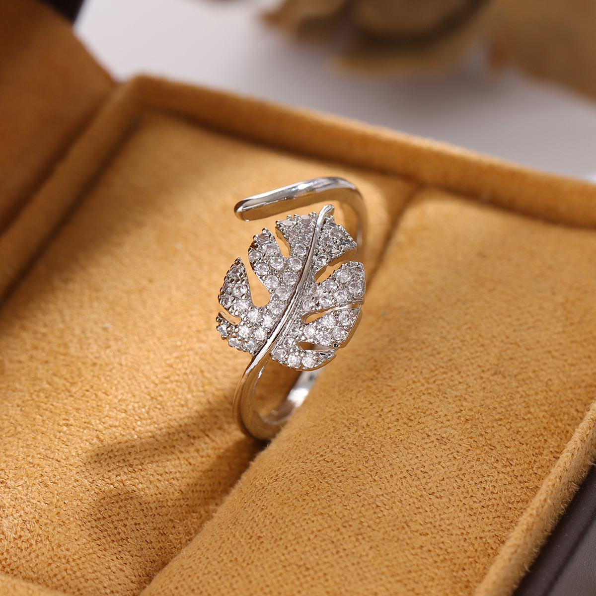New Fashion Tmperament Simple Leaves 925 Sterling Silver Popular Exquisite Crystal Sweet Opening Rings R393