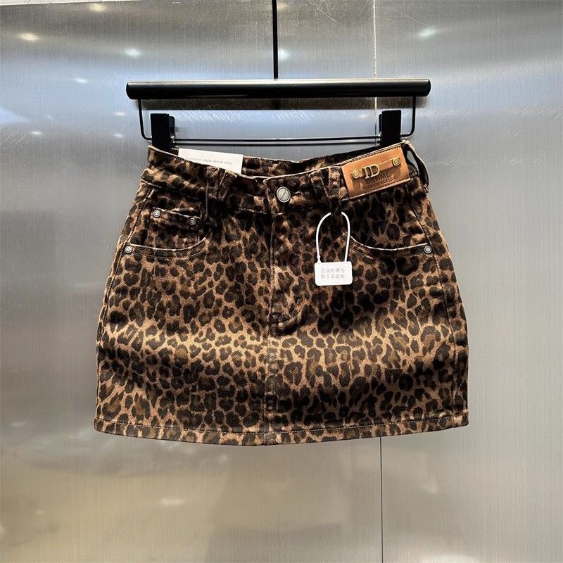 New short skirt 2025 summer American fashion elastic coffee leopard print denim hip skirt hot girl patch small short skirt