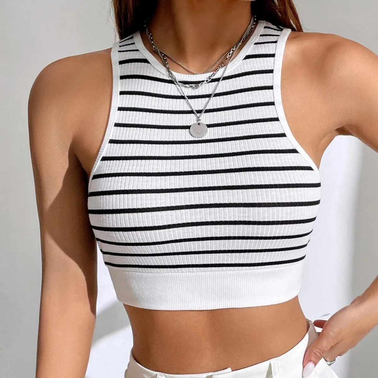 Spring New Arrival Black And White Striped Cropped Sporty Outerwear Slimming Knitted Top Without Sleeves Vest For Women