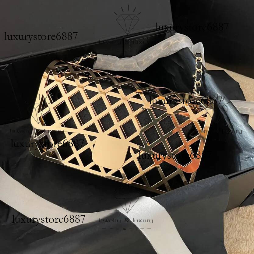 23SS Metal Hollow Dinner Designer Sacs avec Black Lambe Spine Chaîne de quincaillerie Gold Check épaule Portefeuilles Crossbody Fornt