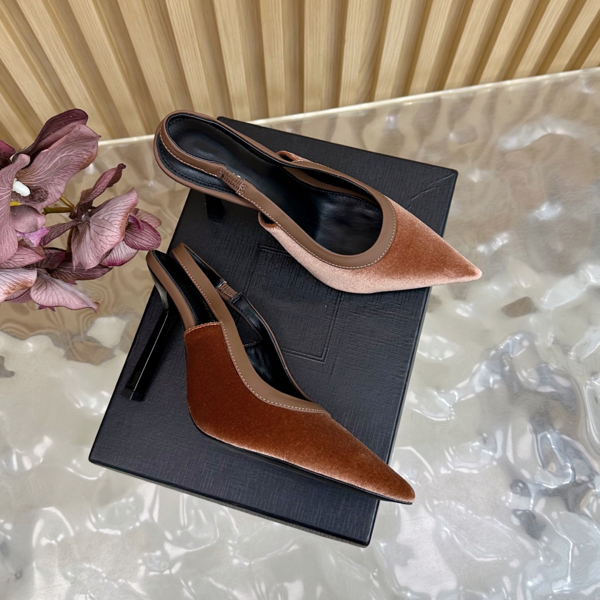 Designer de luxe Femmes Nouveau micro en daim haut talons personnalité pointues chaussures de soirée Back Sandales Sandales Chaussures Fashion Mi