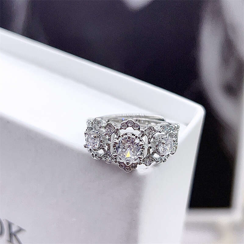 Bague tissée de niche en diamant en dentelle haute en dentelle pour femmes de bijoux de créateurs, bague de palais de luxe léger haut de gamme, c