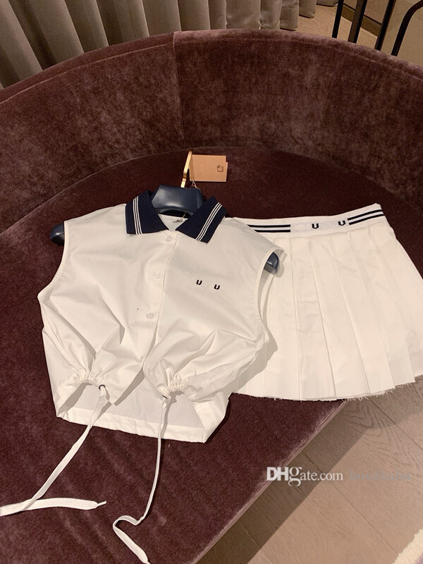 Designer Robe en deux pièces Femmes Jupe de luxe LETTRE DE LETTRE DE LE LUXE BRODE SHIRTES sans manches