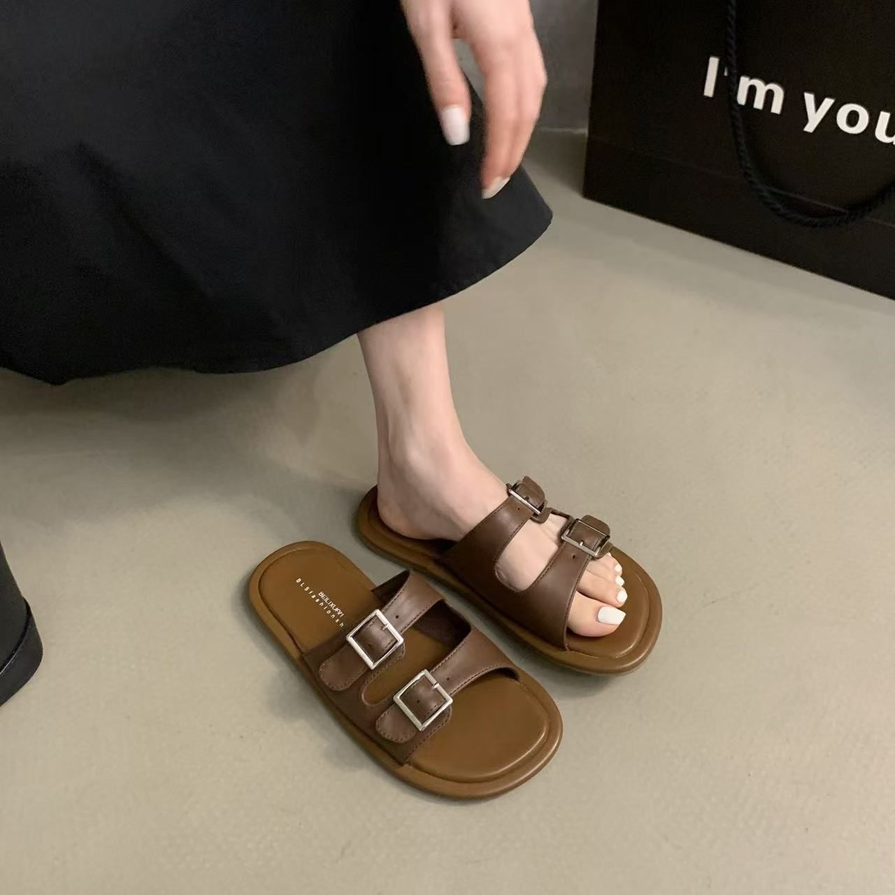 2025 new free shipping designer slippers for womens flat slippers brown beige khaki Summer Fashion Versatile Beach Leisure Cool Dragging Women