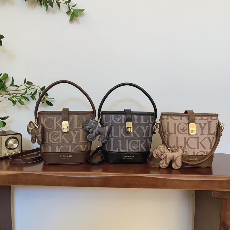 Luxury Brand Designer Bag 2025 New Fashion Versatile Single Shoulder Large Capacity Light Luxury Texture Bucket Bag Trendy Single Shoulder Handbag