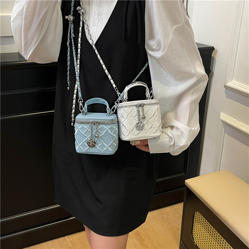 Free Shipping 2025 Summer New Designer Bags Diamond Chain Handheld Box Bag Fashion Texture Simple Women's Bag Casual Elegant Small Square Bag E