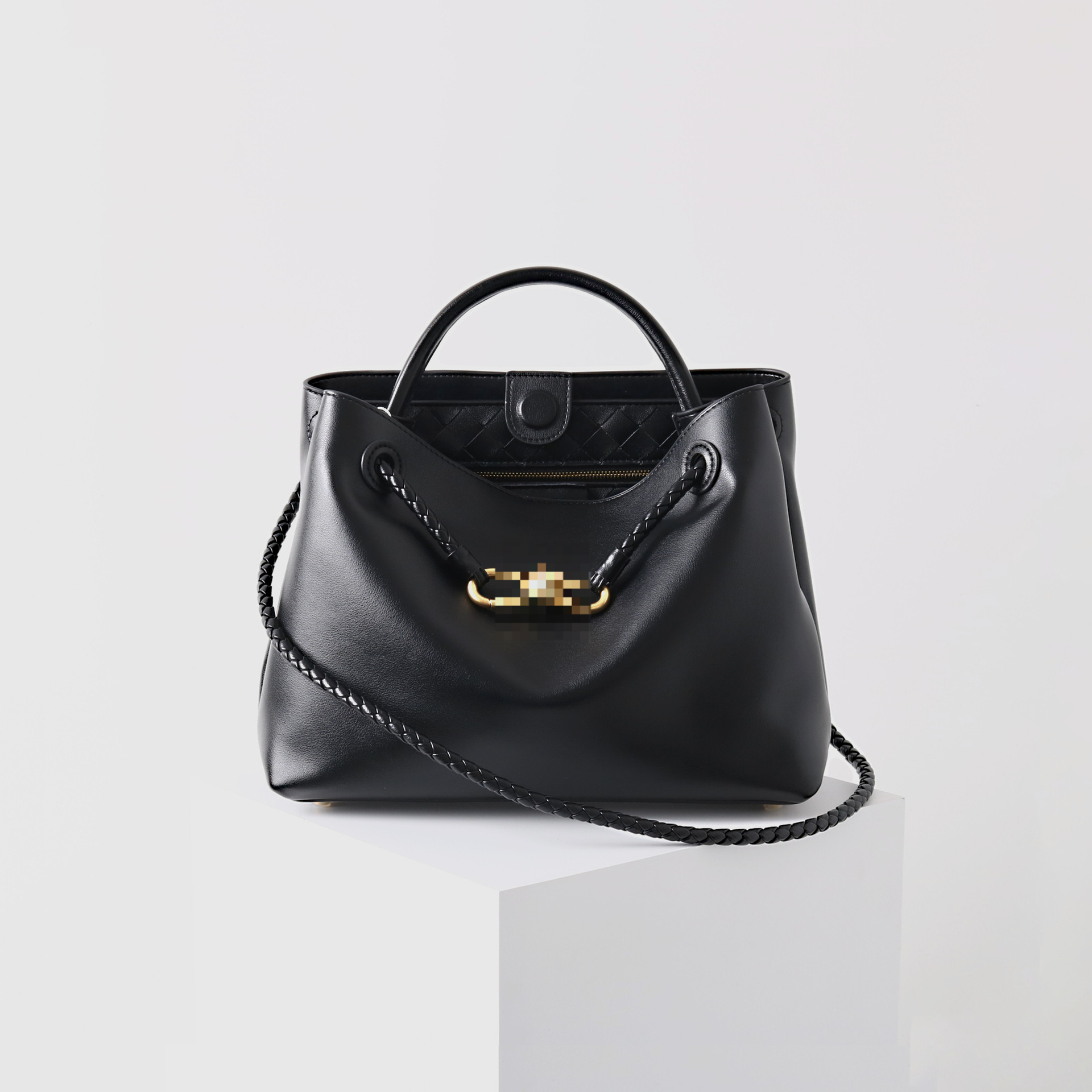 The 2025 New All-leather Fashionable Metal Rope Buckle Handbag Is Made of High-quality Cowhide and Genuine Leather. It Is A Versatile Woven Shoulder