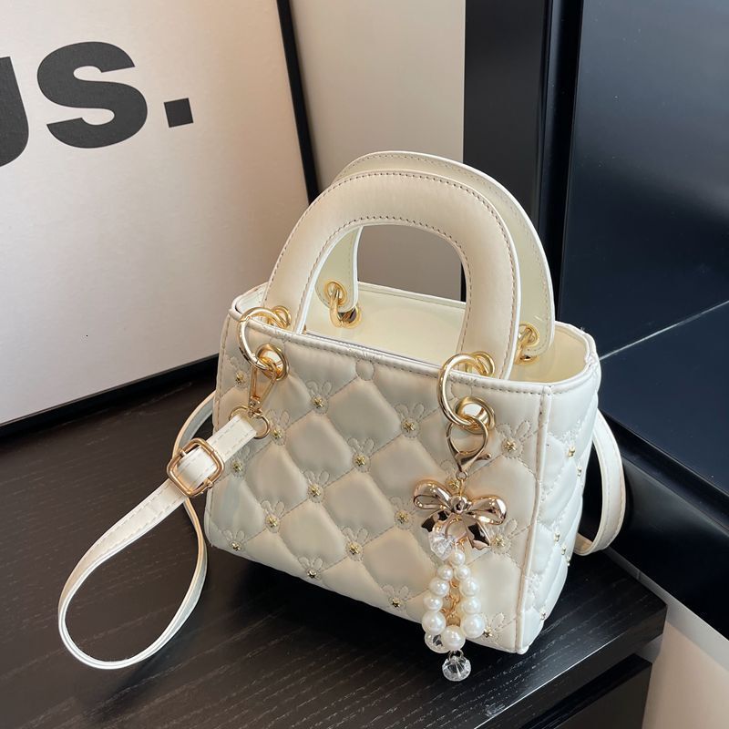 Fashionable Women's New Diamond Patterned Diana Bag Free Shipping Designer Luxury Texture Small Square Handbag Popular Highlight Single Shoulde