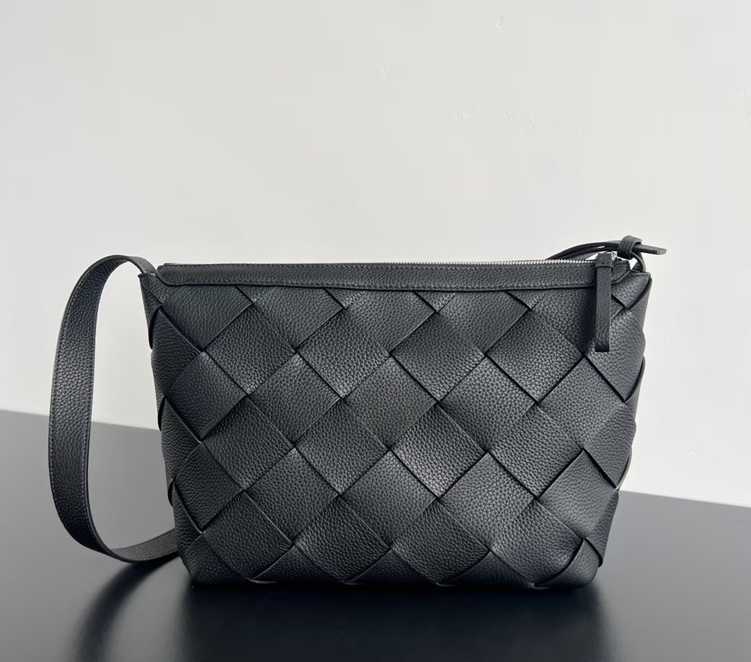 10A designer bag handba crossbody bag fashionable spring and summer new style woven all real soft leather meal bag medieval French stick bag 2025
