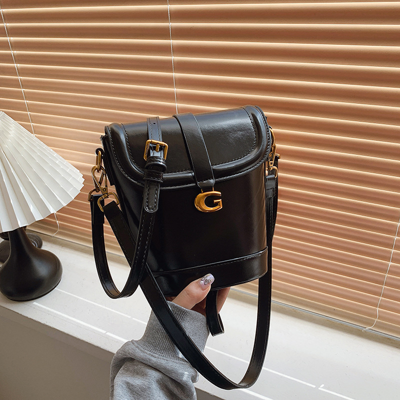 Muse Luxury Designer Bag This Year's Trend: Niche Retro Underarm Bucket Bag For Women 2025 Early Spring Textured Glossy Shoulder Bag Korean Sty