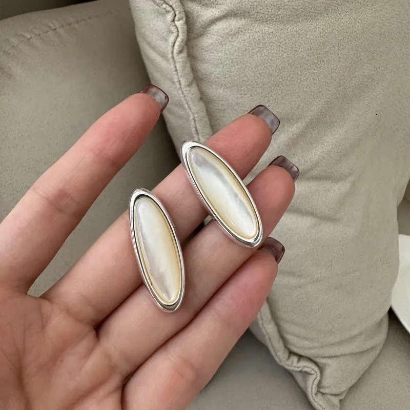 S925 Sterling Silver Niche White Shell Earrings One Word Heavy Industry Retro Fashion Ear Jewelry Wholesale 250725