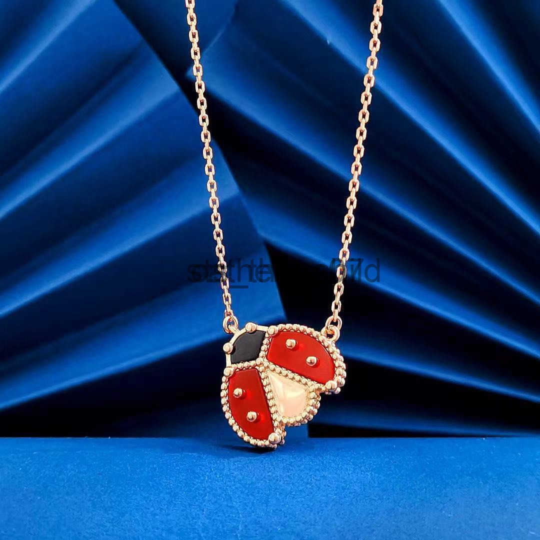 Collier coccinelle fleur de prunier fille plaqué or 18 carats lumière à la mode Ins tempérament personnalisé chaîne de clavicule polyvalente J250