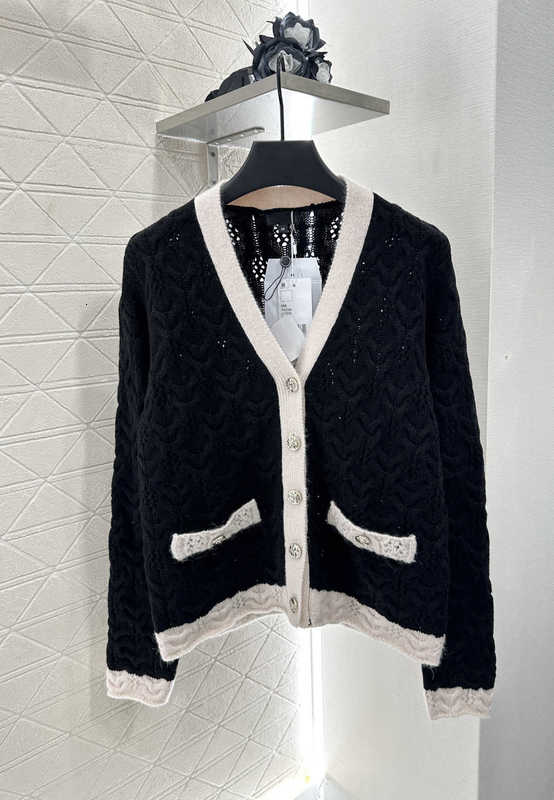 Women's Sweaters designer Sweaters women Cha25 Autumn/Winter New Color blocked Cardigan Wool High quality V-neck C-button Knitted Cardigan Blac