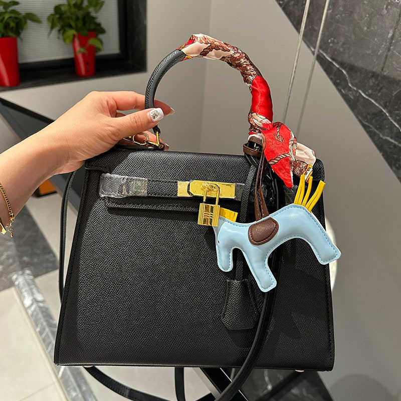 Totes Fashion designer handbag womens shoulder bag leather luxury handbag large capacity womens classic crossbody bag womens elegant handbag