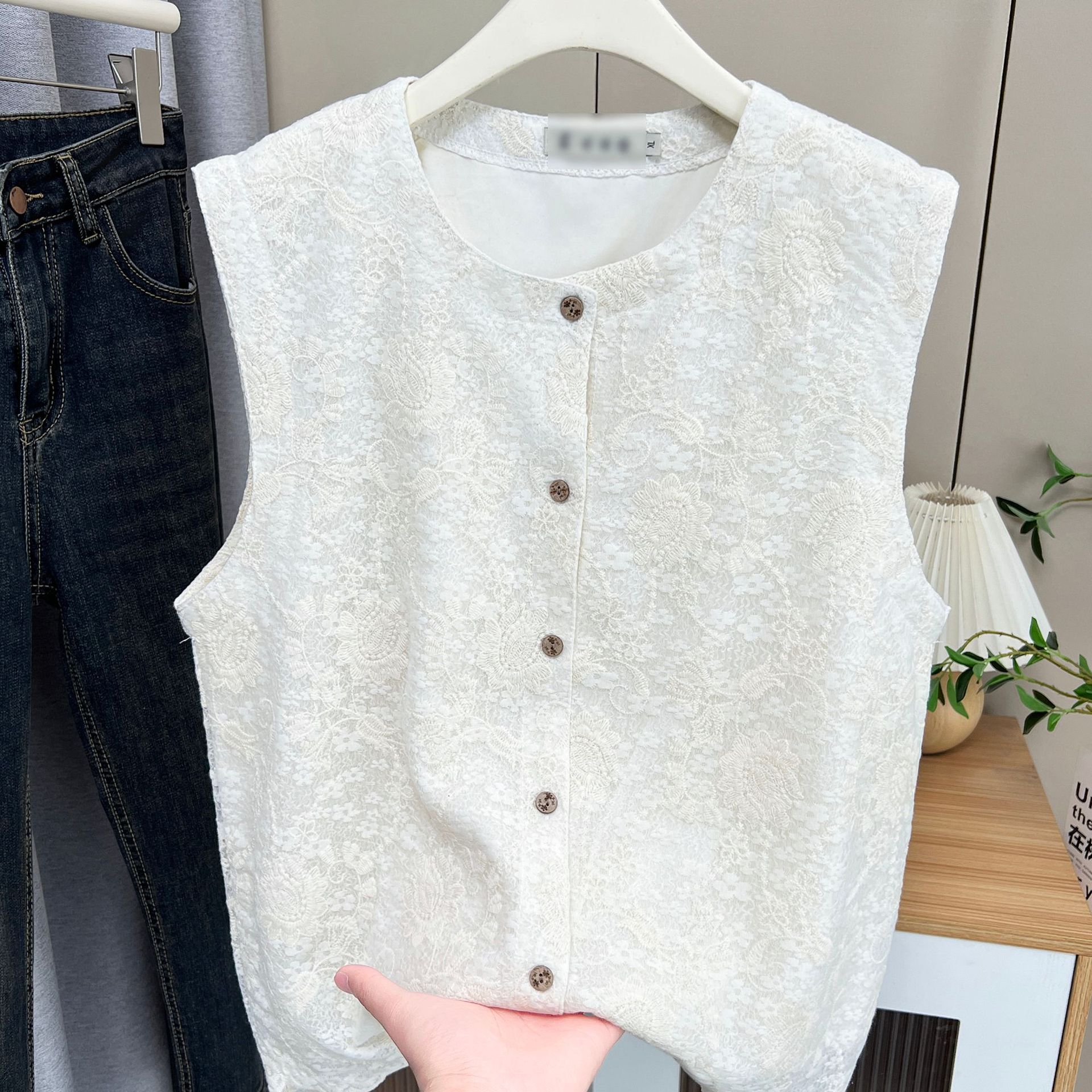 2025 Plus Size Blouses Summer New Style Lace Embroidered Sleeveless Shirt 100KG Women's Tank Top