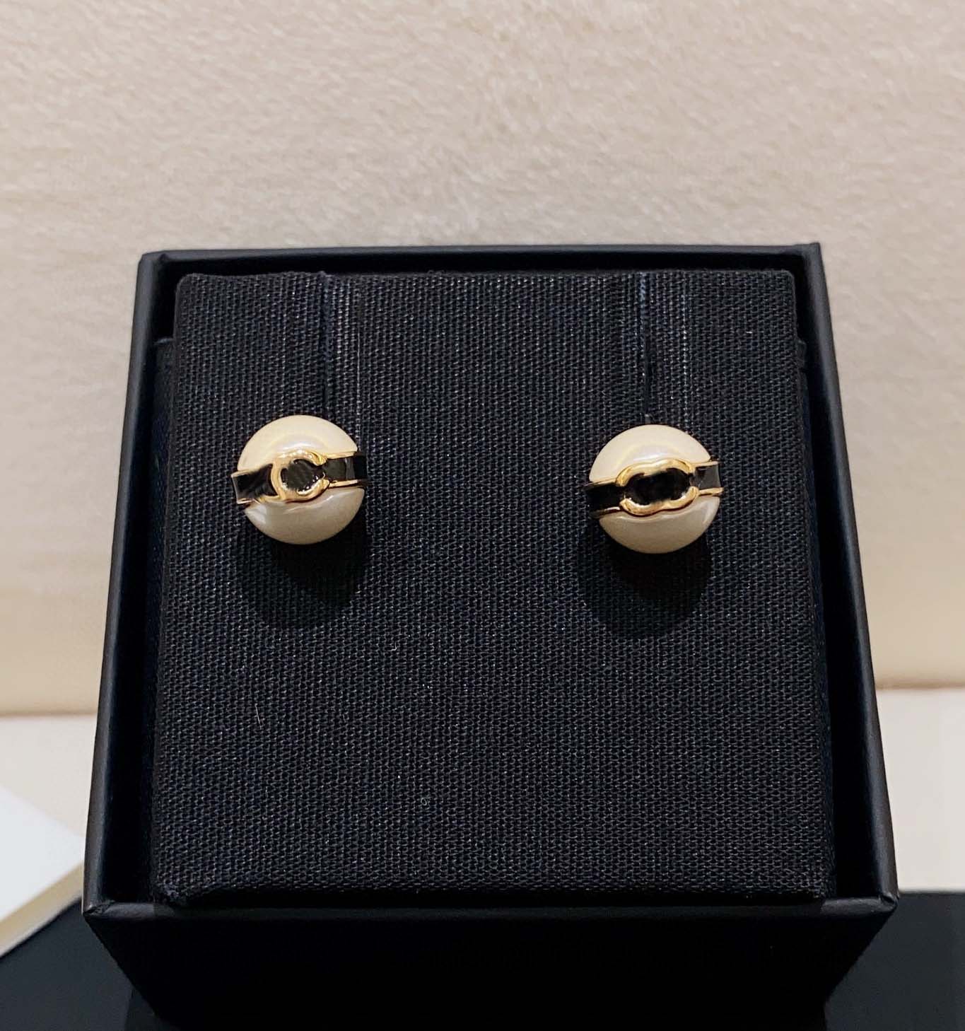 2025 Luxury Quality Charm Round Shape Perles Boucle d'oreille étalon en 18 km plaqués avec une boîte de tampon PS6438A
