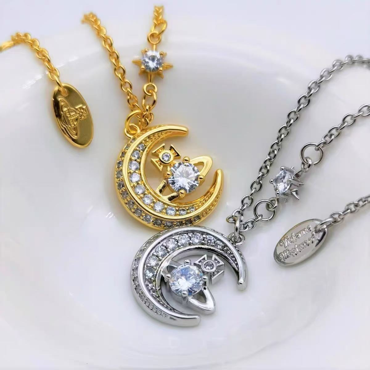 Designer Viviennens West Wood Saturn Queen Dowager Moon Saturne Collier de diamant complet Tenche polyvalente Lumière Luxury Luxe Candline Chaîne