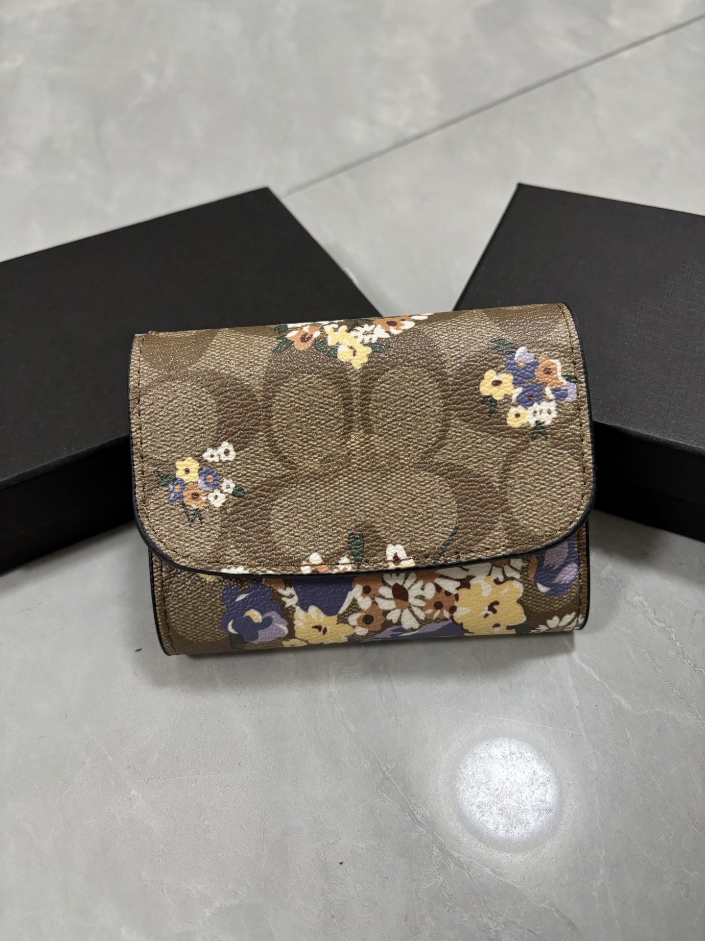 Fashionable classic Pink Floral - Printed Mini Wallet card holder, Durable Textured Material &Unique Design Practical Function, Perfect for Storing