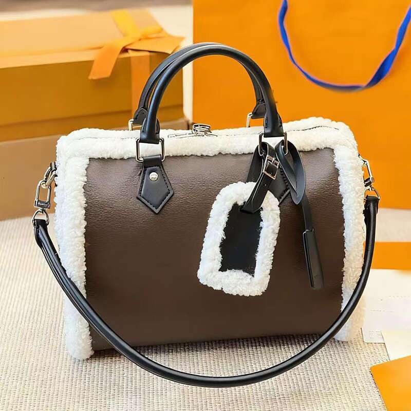 Sacs en peluche de créateurs Série Ski 2025 Fourre-tout Sac à bandoulière Hobo Mode Dames Sacs à main Teddy Laine Bordure