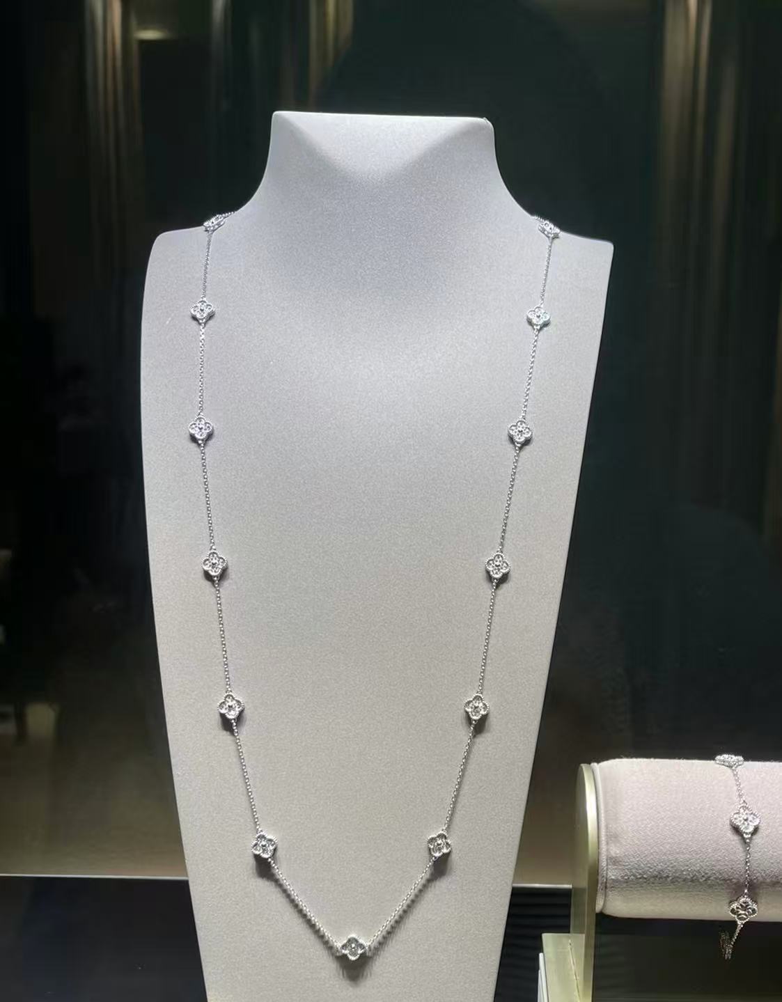 Chic Four Leaf Charm Necklace Crafted from Premium Titanium 16 clovers Mini necklace High quality titanium steel micro-inlaid shell designer long ne