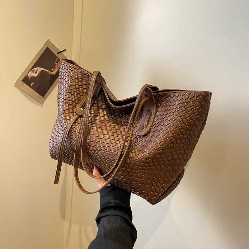 2024 Femmes Sac fourre-tout Texture polyvalente Rétro Solide Luxe Designer Grande capacité Sac à main Nouvelles dames Sacs de banlieue Shopping T