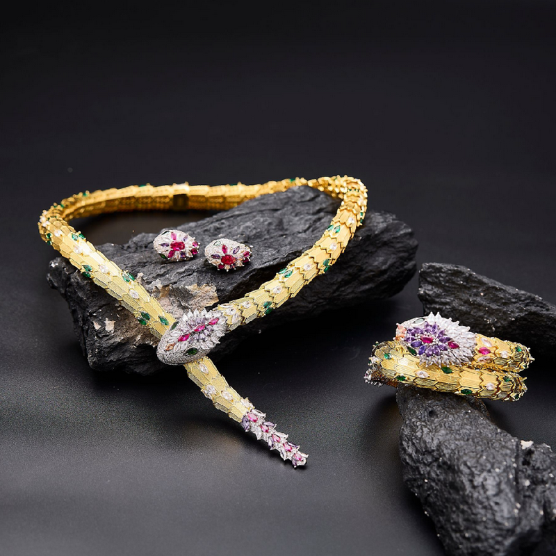 Collection de créateurs Boucles d'oreilles de style tendance, bracelet, collier incrusté de zircons cubiques colorés, grand serpent plaqué or, en