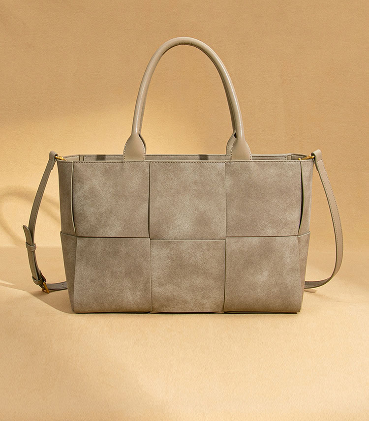 free shipping designer bags New matte largecapacity handheld womens with sense crossborder trendy woven business fashionable singleshoulder crossb Z