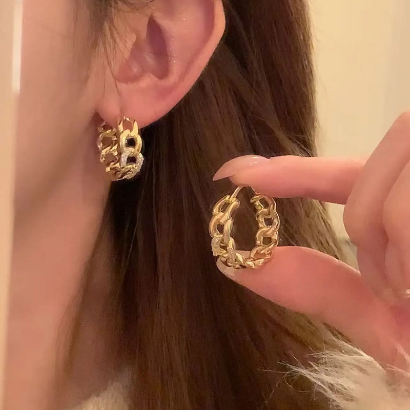 2025 New Diamond-Encrusted Chain Hollow Vintage Versatile Elegant Light Luxury High-End Sense Hoop Earrings for Women-image-1083821314