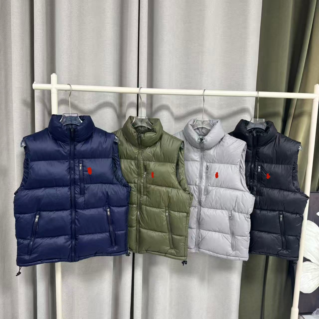 Men Stand Collar Quilted Puffer Vest Tiny Red Logo Full Zip Zipper Side Pocket Windproof Warm Sleeveless Gilet 4 Colors Layering Waistcoat