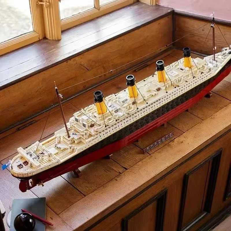 New 9090Pcs Movie Titanic Large Cruise Boat Ship Model Building Blocks Bricks Diy Toys Children Boys Gift Cpatible with 10294 C251106-image-1083535294