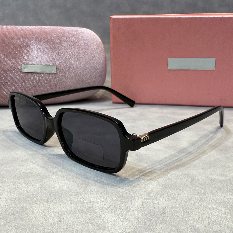 Designer Femmes Lunettes de soleil Classic Fashion Full Fild Film LETTRES SUN LOCTOYAGES DROIT PARTI DES LOCAGES PLACE ANTI-ULTRAVIOLET UV400 SUM
