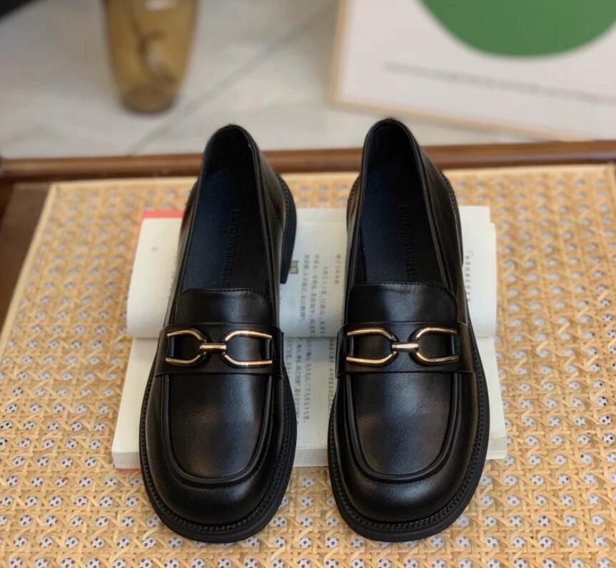 2025 Locages d'automne récents chaussures en cuir conception de luxe décontractée Chaussures simples simples EU35-41
