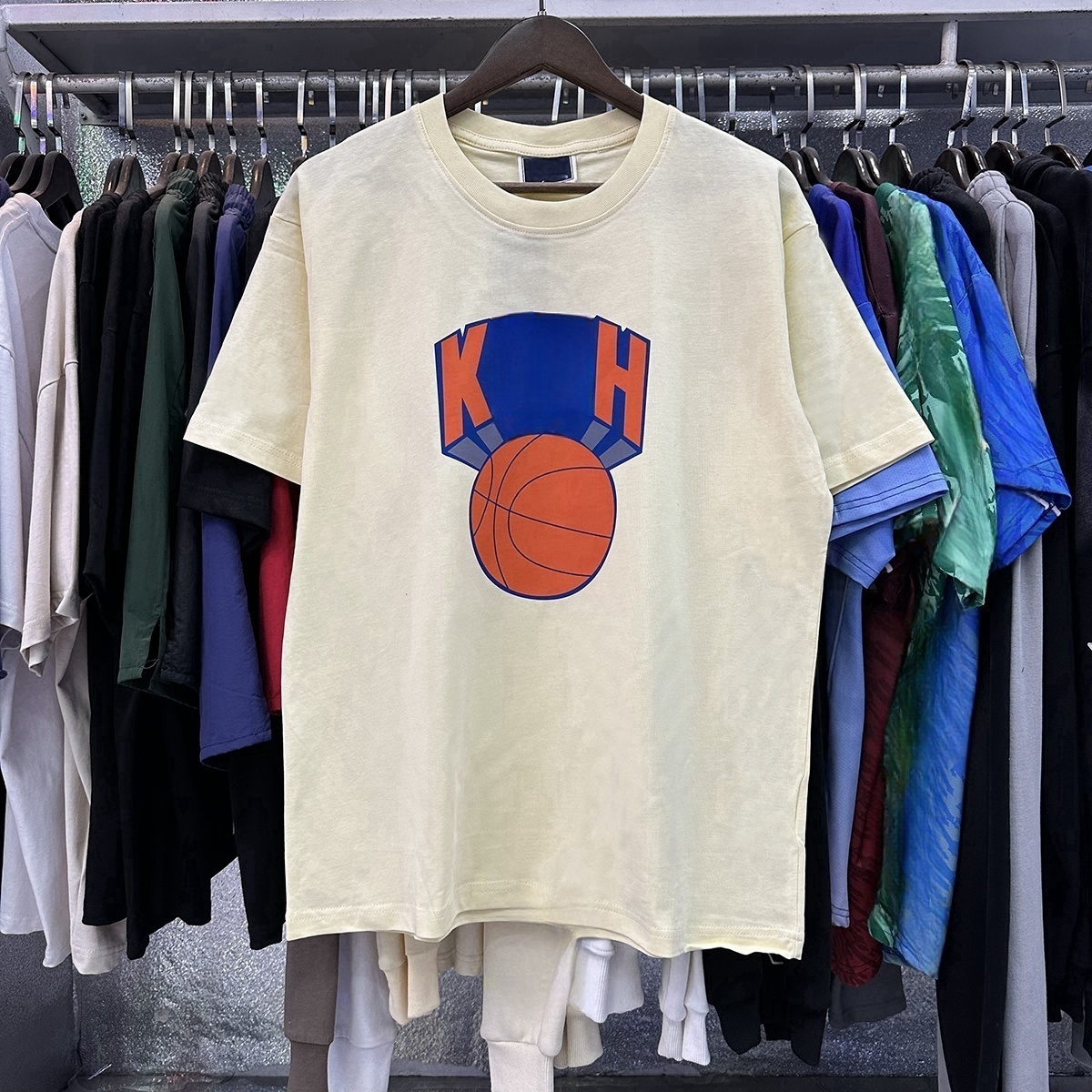 Kithity Tshirt Mens Designer Shirt Men Casual Fashion Kithd T Shirt Luxury Breathable Lightweight Tops Streetwear Letter Printing High Quality Graph