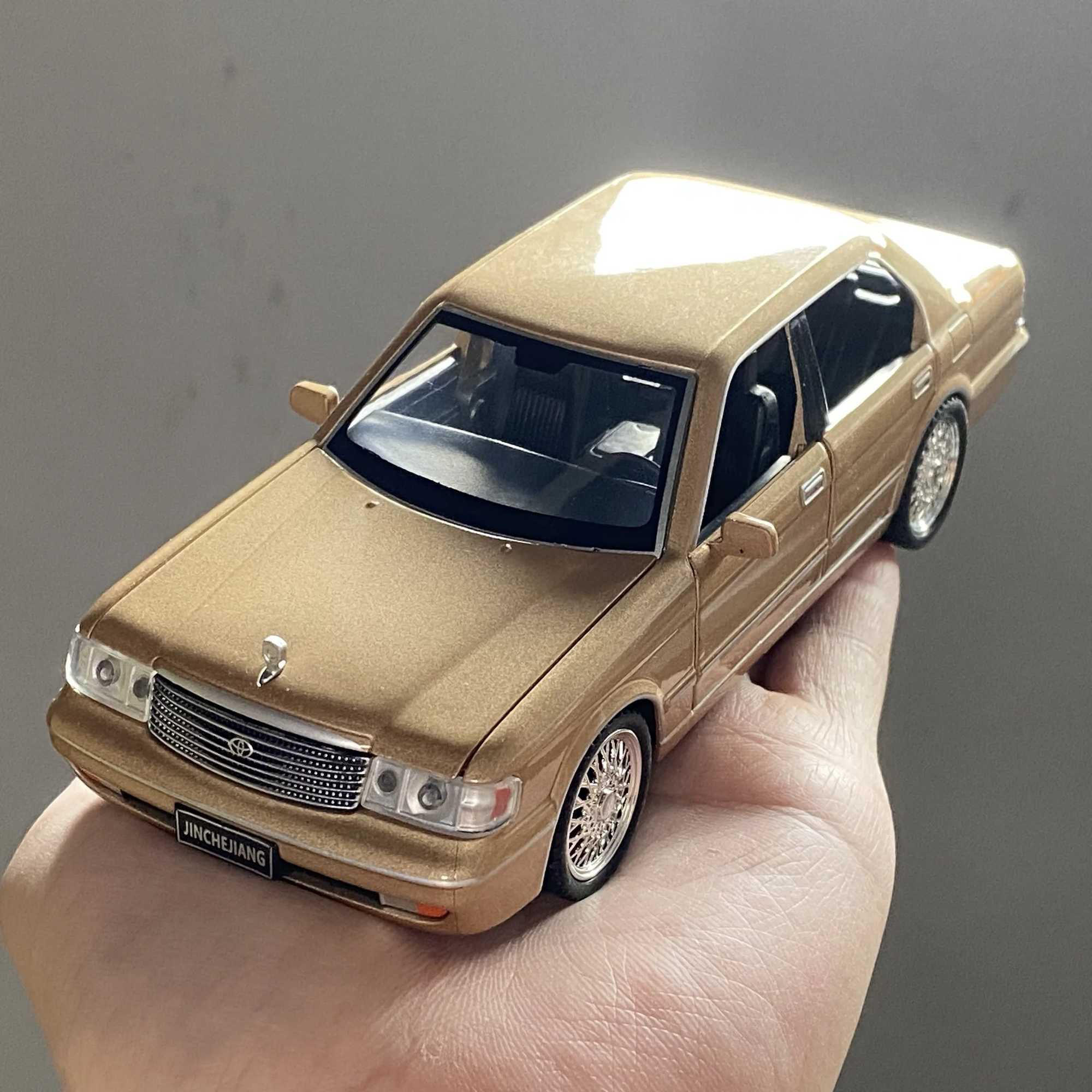 132 Crown Royal Classic Vehicle Die Cast Metel Cars Toy Pull Back Model Cars With Sound And Light Holiday Present Friend C251118-image-1085145138