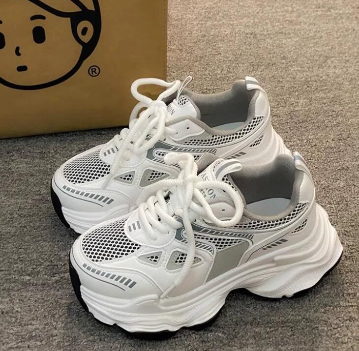 Chaussures de papa et chaussures noires en velours pour femmes 2025 nouveau printemps et automne gâteau éponge polyvalent semelle épaisse augment