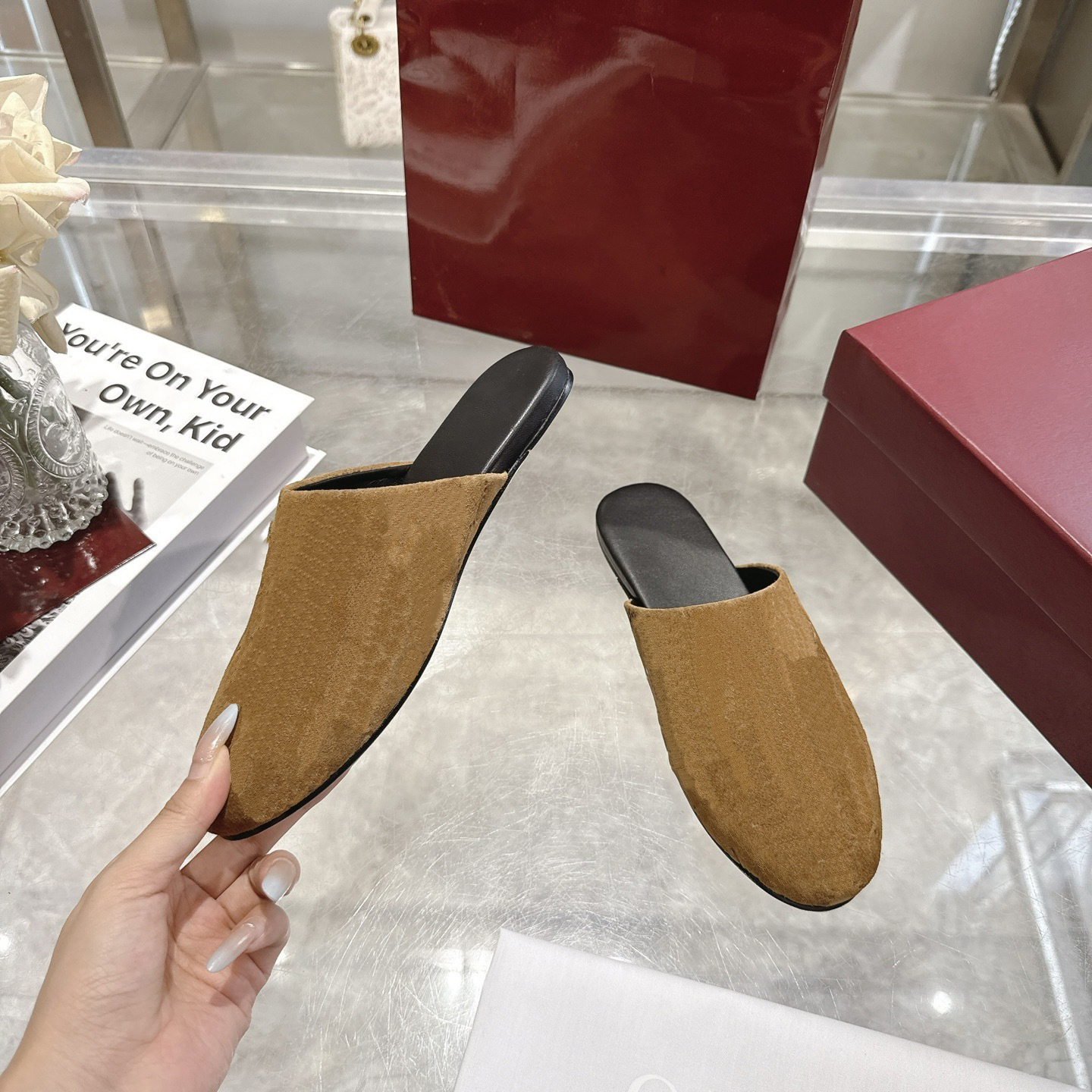 Designer Slides Femmes Homme Pantoufles De Luxe Mode Sandales Sandales En Cuir Véritable Flip Flop Flats Slide Chaussures Casual Baskets Bottes