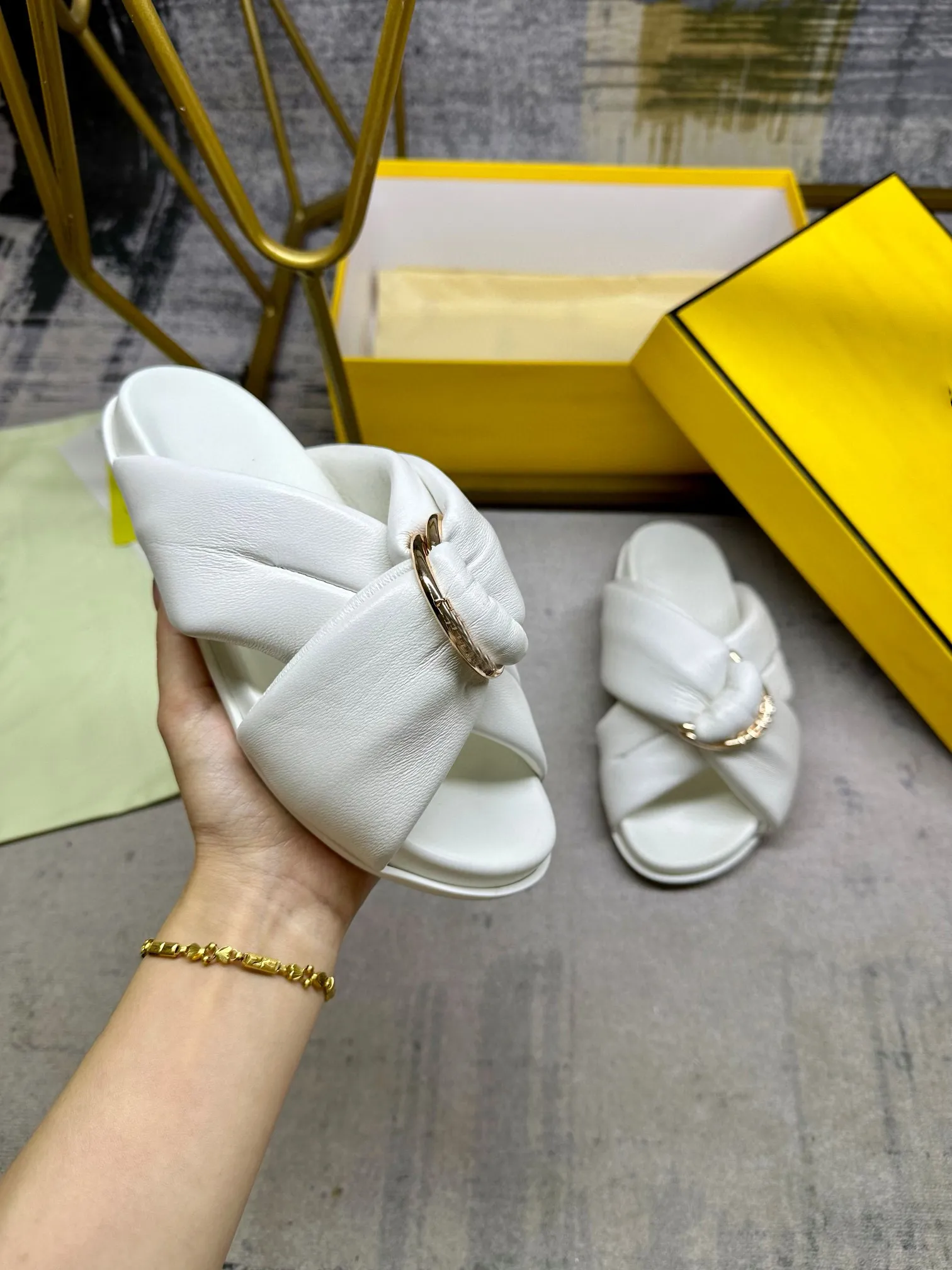Chaussures de créateur femmes entrecroisées pantoufle en cuir Nappa Sienna rembourré Double bande diapositives plates décoratives boucle en D ave