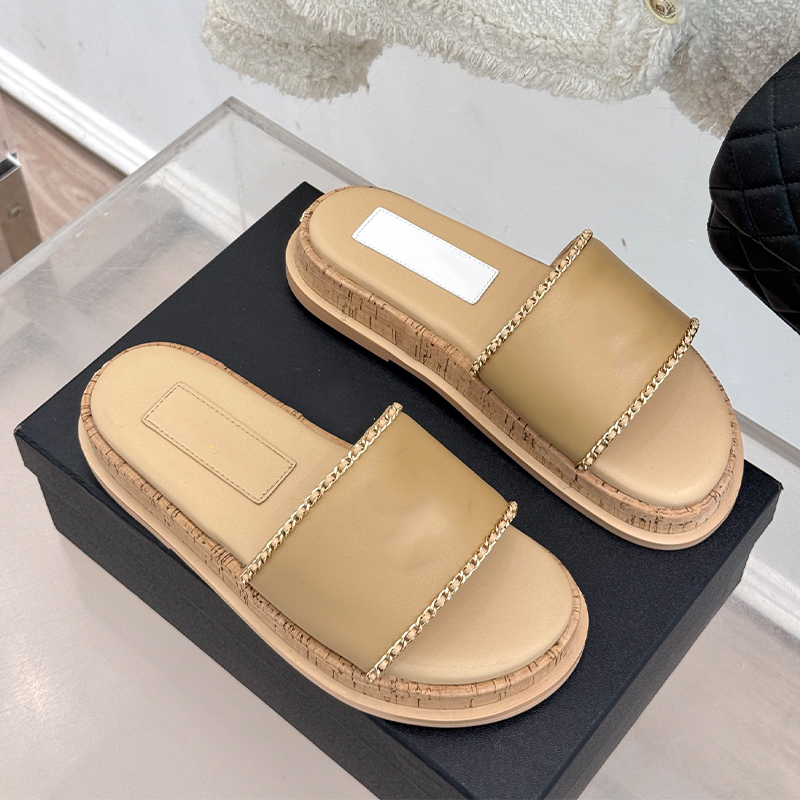 2026 diapositive pantofole in pelle con tacco piatto punta aperta Suola antiscivolo Sandali casual scarpe da spiaggia da donna di design di lusso ta