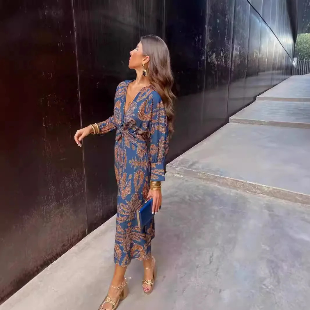 Elegant streetwear spring womens retro printed Vneck long sleeved casual and comfortable mid length dress 250409Z