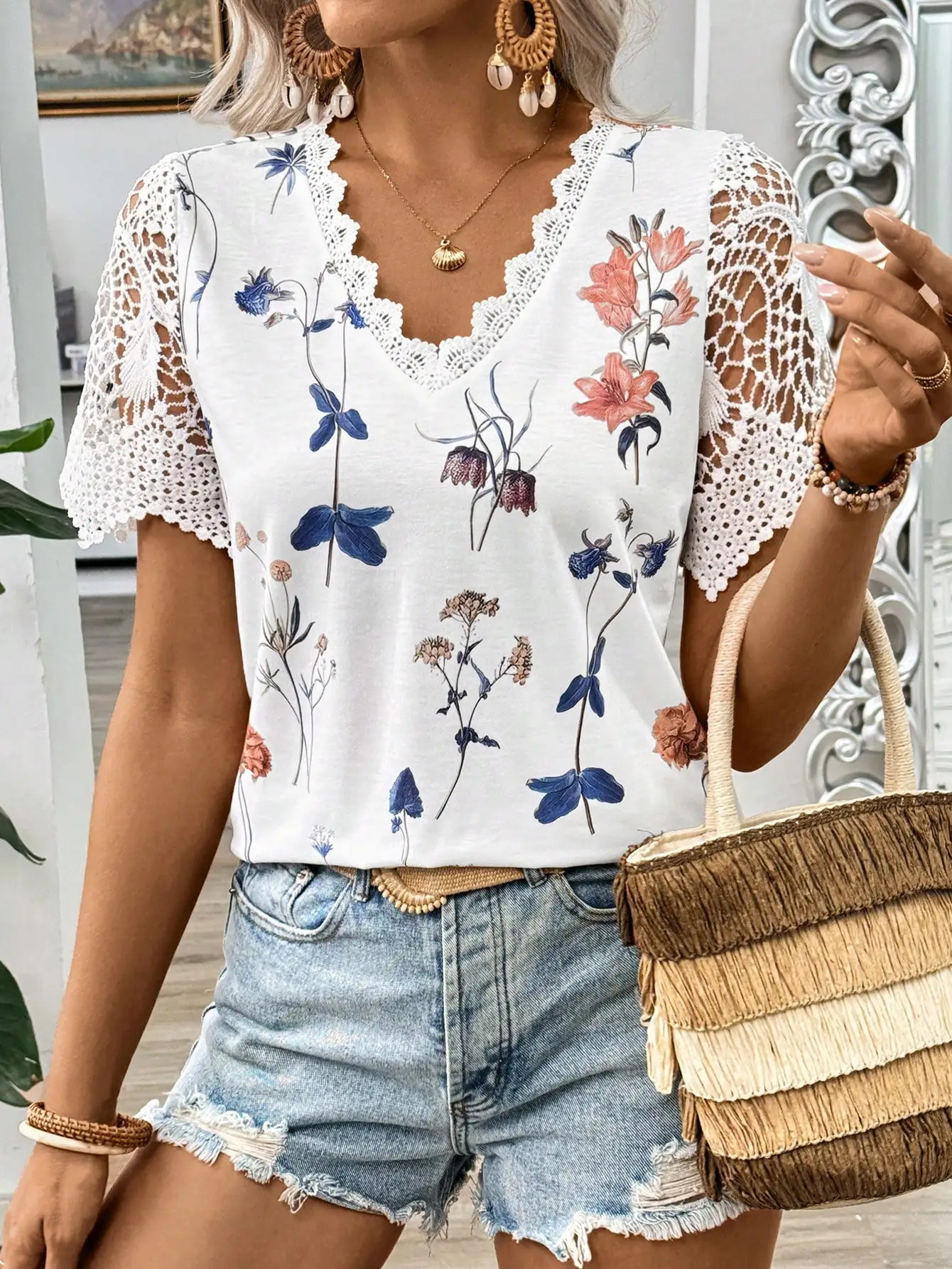 Elegant and fashionable womens Tshirt round neck lace short sleeved stitching perspective casual 250410
