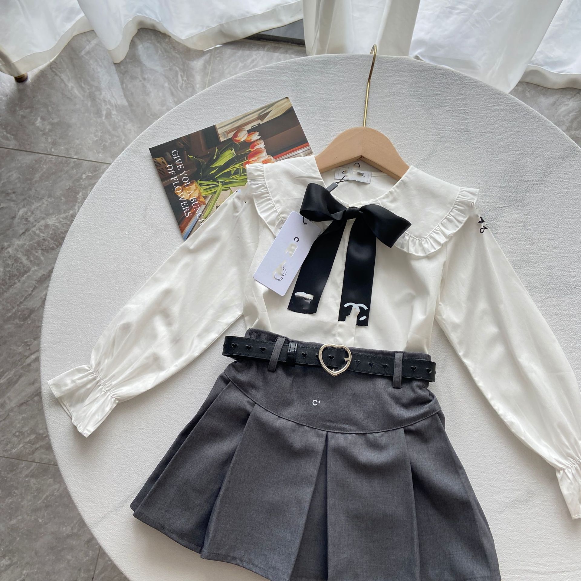 Nouvelle vente chaude filles de créateurs jupe à manches longues arc pull en deux pièces simple pull à manches longues jupe plissée taille de cos