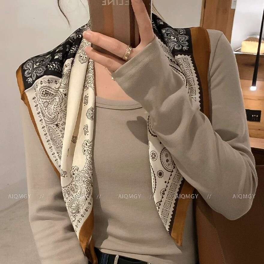 DHcollections Écharpe Ramie à quatre carrés de style vintage 68 x 68 cm Foulard imprimé pour chemise et costume Accessoires de mode en noir et bl