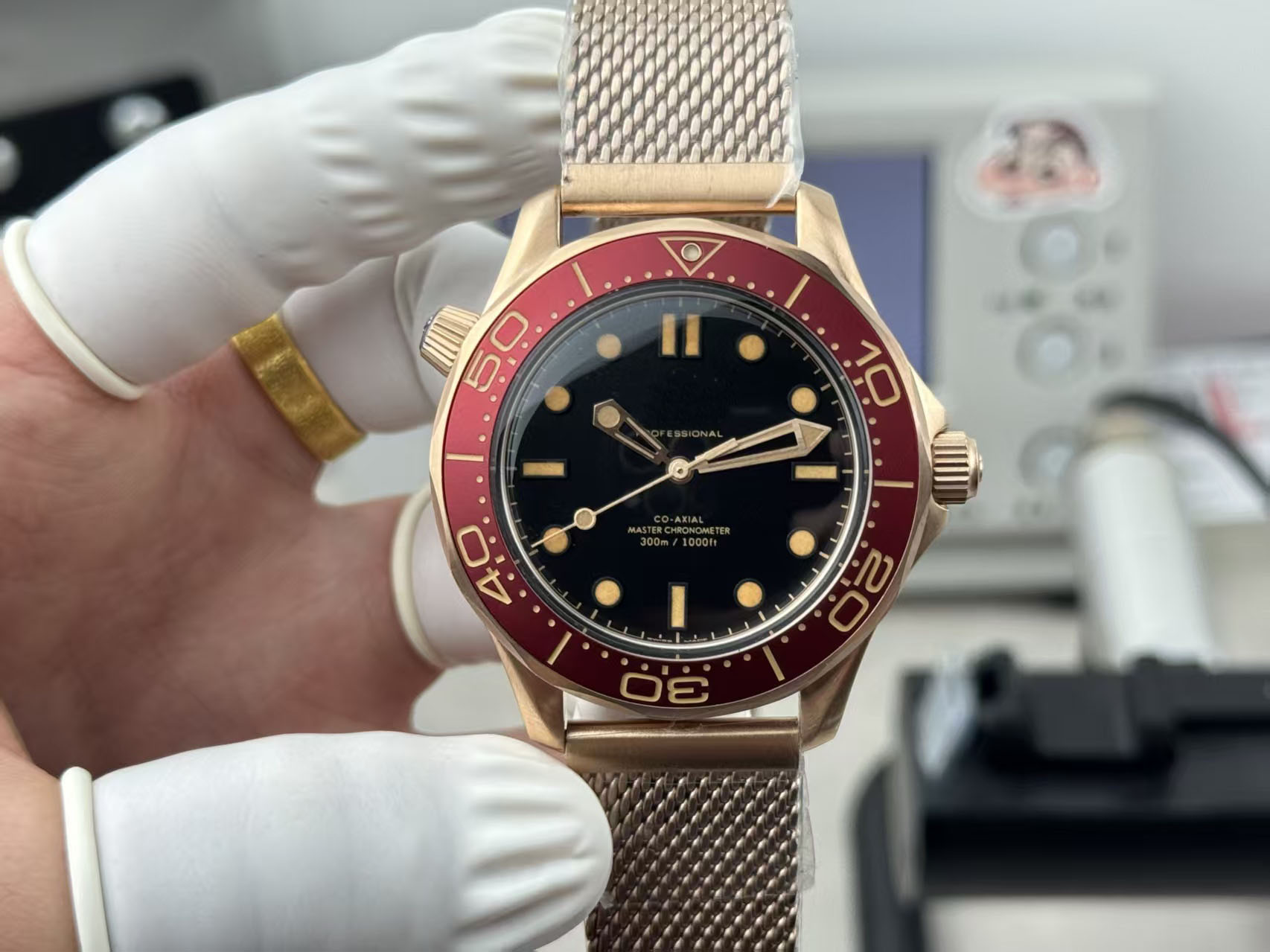 Diver 300M Bronze Gold 42mm Mens Watch 8806 Automatic Stainless Steel Sapphire Crystal Luxury Wristwatch Super LumiNova Brushed Mesh Bracelet